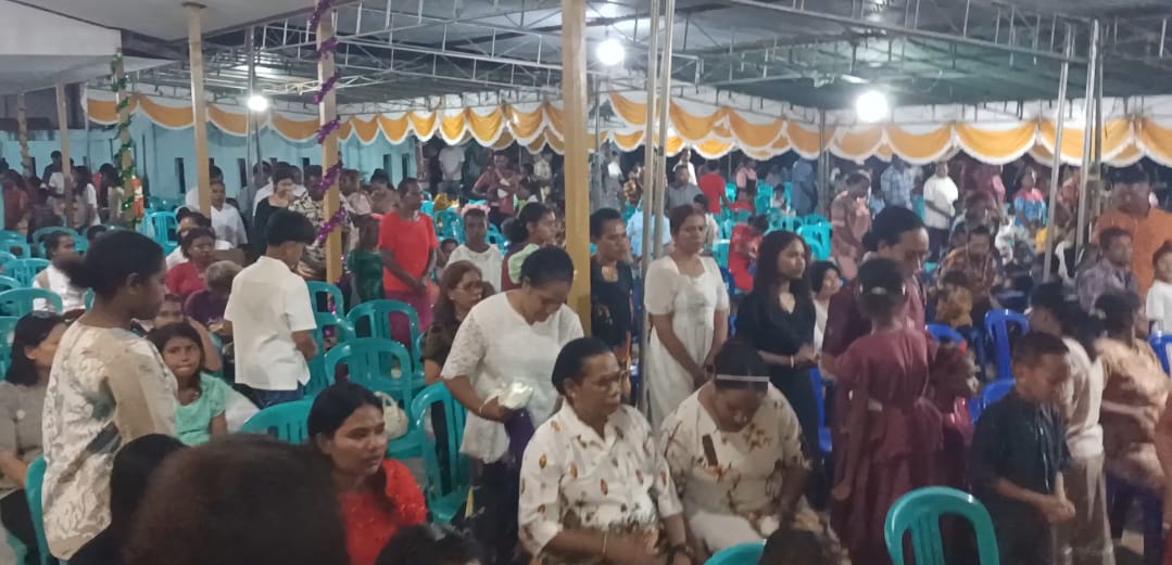 Seribuan umat yang memadati Gereja Santa Theresia Buti mengikuti perayaan Malam Natal – Surya Papua/Frans Kobun