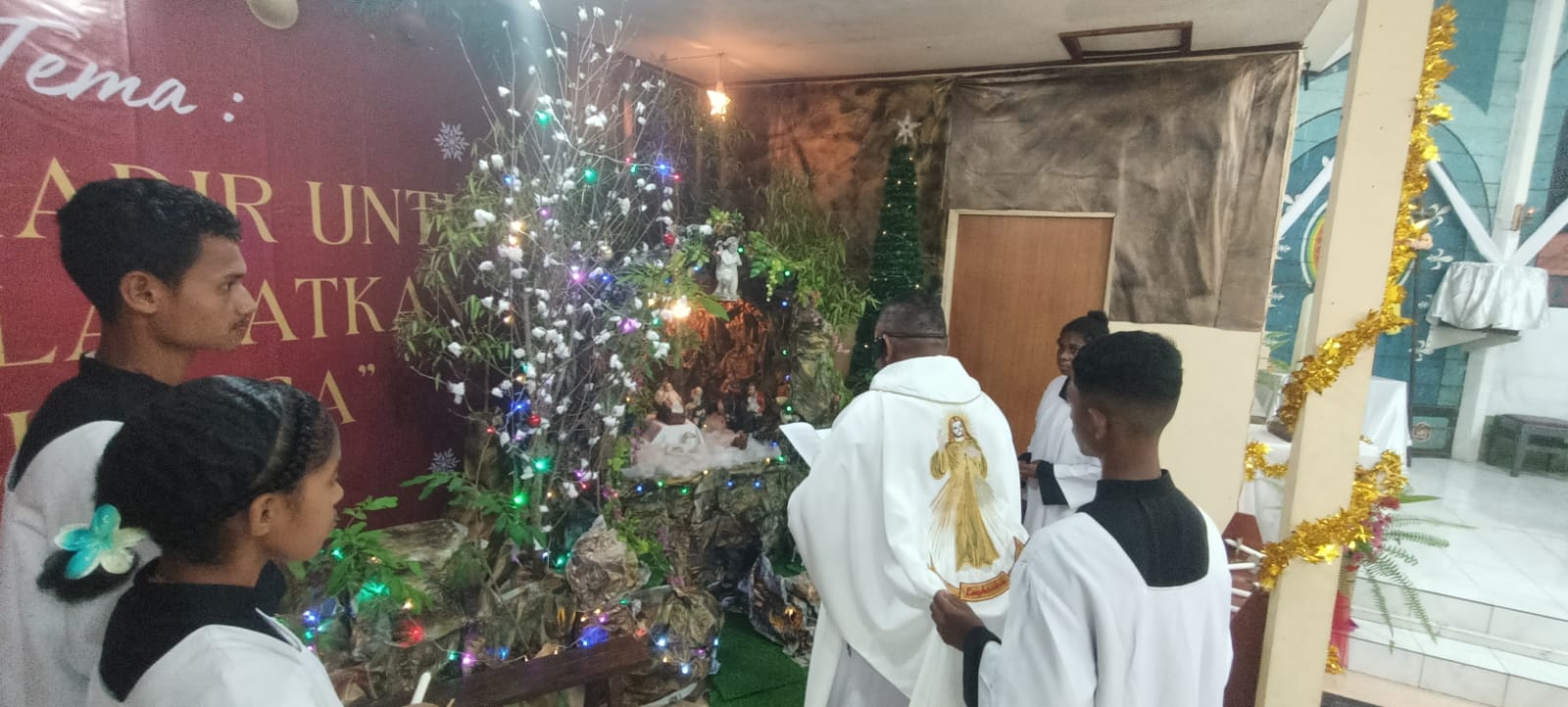 Kandang Natal di Gereja Santa Theresia Buti sekaligus meletakan Kanak Yesus – Surya Papua/Frans Kobun