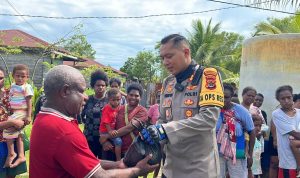 Patroli kasih sekaligus pemberian sembako yang dipimpin langsung Kapolres Merauke, AKBP Leonardo Yoga – Surya Papua/IST