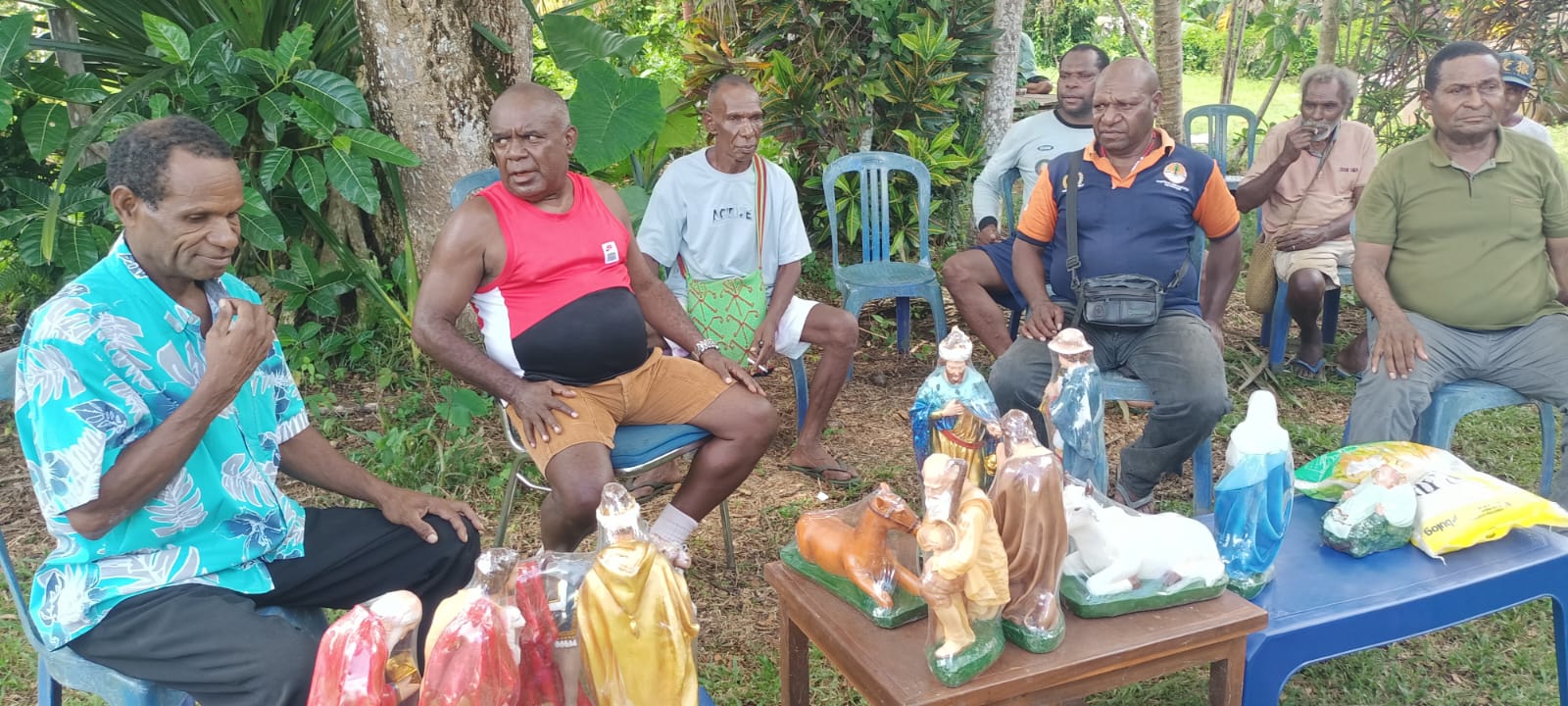 Patung Kanak-Kanan Yesus yang diserahkan kepada Ketua Dewan Stasi Kampung Kweel – Surya Papua/Frans Kobun