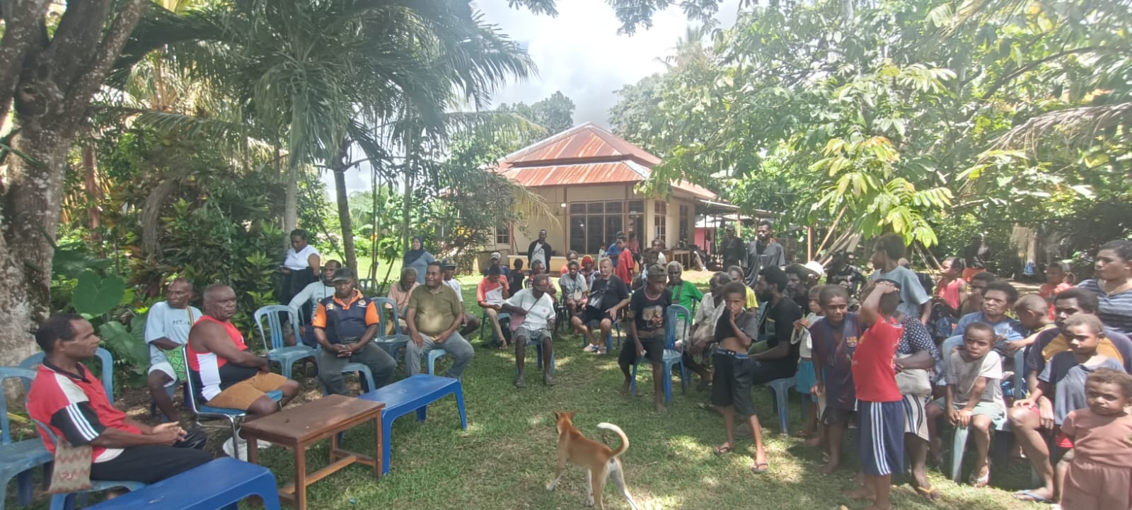 Masyarakat Kweel yang hadir dalam pertemuan bersama Romanus Mbaraka tadi siang- Surya Papua/Frans Kobun