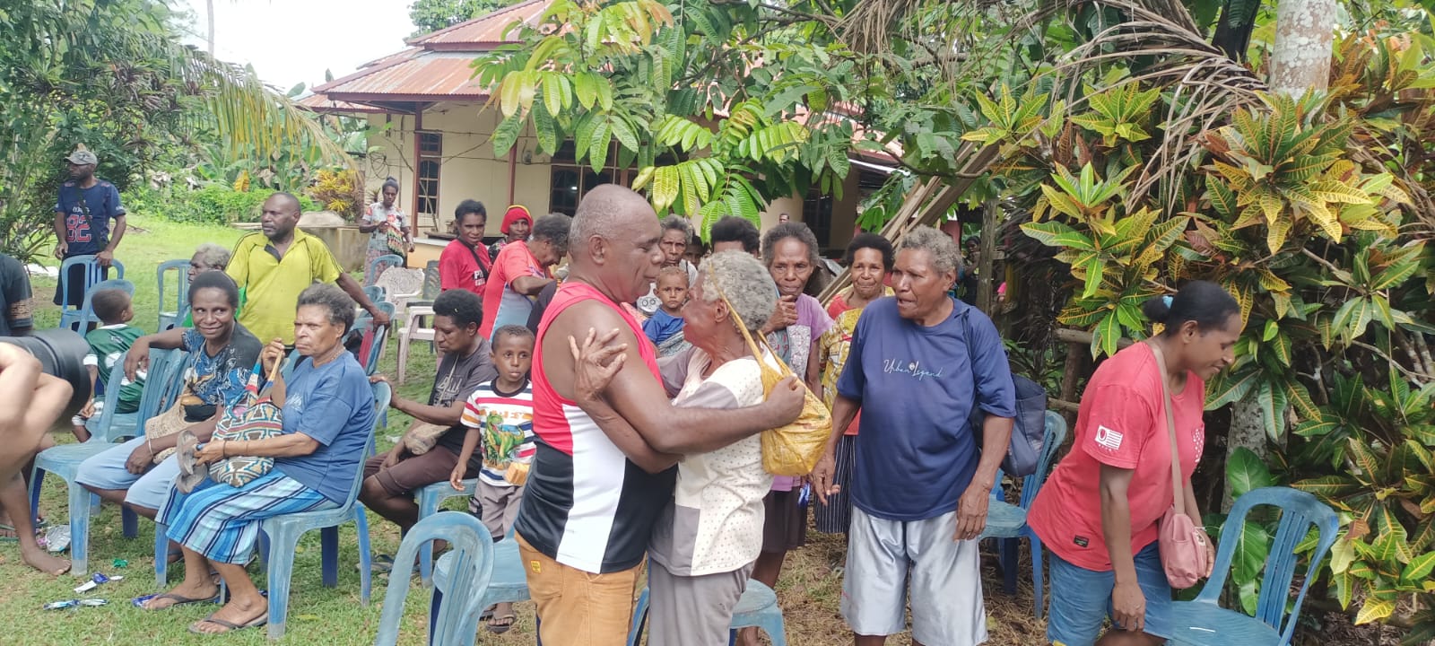 Pelukan erat dari seorang mama saat bertemu langsung dengan Romanus Mbaraka di Kampung Kweel – Surya Papua/Frans Kobun