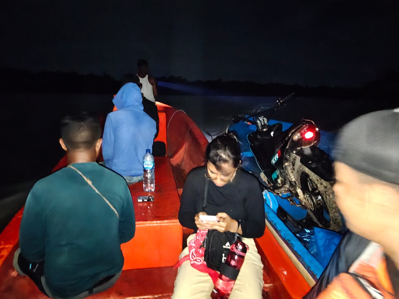 Tenaga kesehatan yang dievakuasi setelah mesin speedboat mati di perairan Boven Digoel – Surya Papua/IST