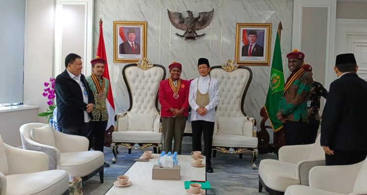 Foto bersama Menteri Agama RI yang mengenakan noken bersama Ketua dan Pengurus Pusat Perhimpunan Mahasiswa Katolik Republik Indonesia (PP PMKRI)