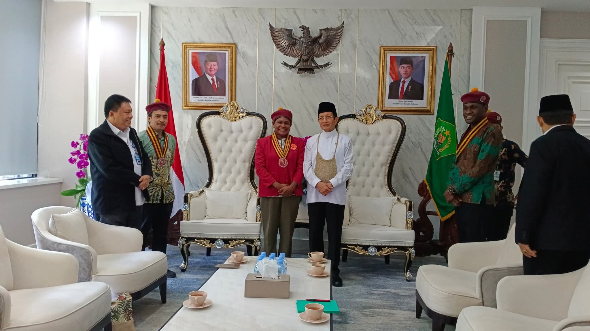 Foto bersama Menteri Agama RI yang mengenakan noken bersama Ketua dan Pengurus Pusat Perhimpunan Mahasiswa Katolik Republik Indonesia (PP PMKRI)