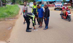 Satlantas Polres Merauke sedang lakukan olah TKP di Jalan Kuda Mati – Surya Papua/IST