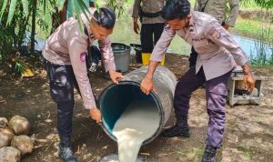 Ratusan liter sagero yang ditumpahkan ke tanah oleh aparat Polsek Kurik – Surya Papua/IST