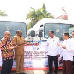 Penyerahan bus serta pick up oleh Gubernur Papua Selatan, Apolo Safanpo serta sejumlah organisasi termasuk gereja – Surya Papua/IST