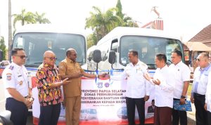 serahkan 1 Penyerahan bus serta pick up oleh Gubernur Papua Selatan, Apolo Safanpo serta sejumlah organisasi termasuk gereja – Surya Papua/IST