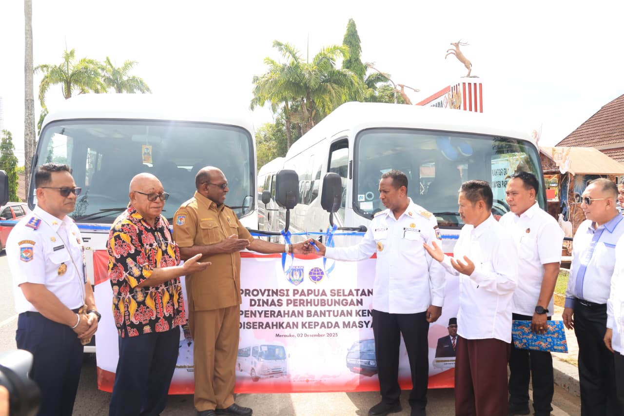 Penyerahan bus serta pick up oleh Gubernur Papua Selatan, Apolo Safanpo serta sejumlah organisasi termasuk gereja – Surya Papua/IST