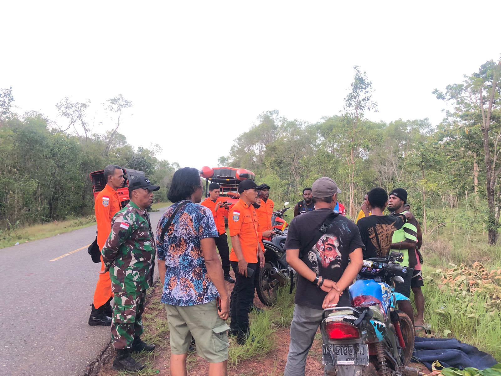 Tim Gabungan SAR yang melakukan pencarian korban Gabriel setelah diduga tersesat di hutan- Surya Papua/IST