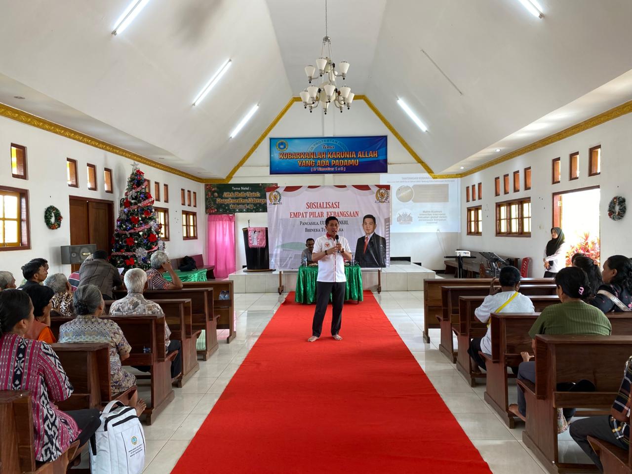 Anggota DPD RI, Rudy Tirtayana sedang lakukan sosialisasi empat pilar kebangsaan kepada jemaat dan masyarakat di GPI Muting – Surya Papua/IST