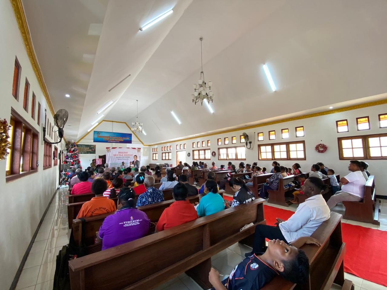 Jemaat serta masyarakat yang menghadiri kegiatan sosialisasi oleh anggota DPD RI, Rudy Tirtayana – Surya Papua/IST