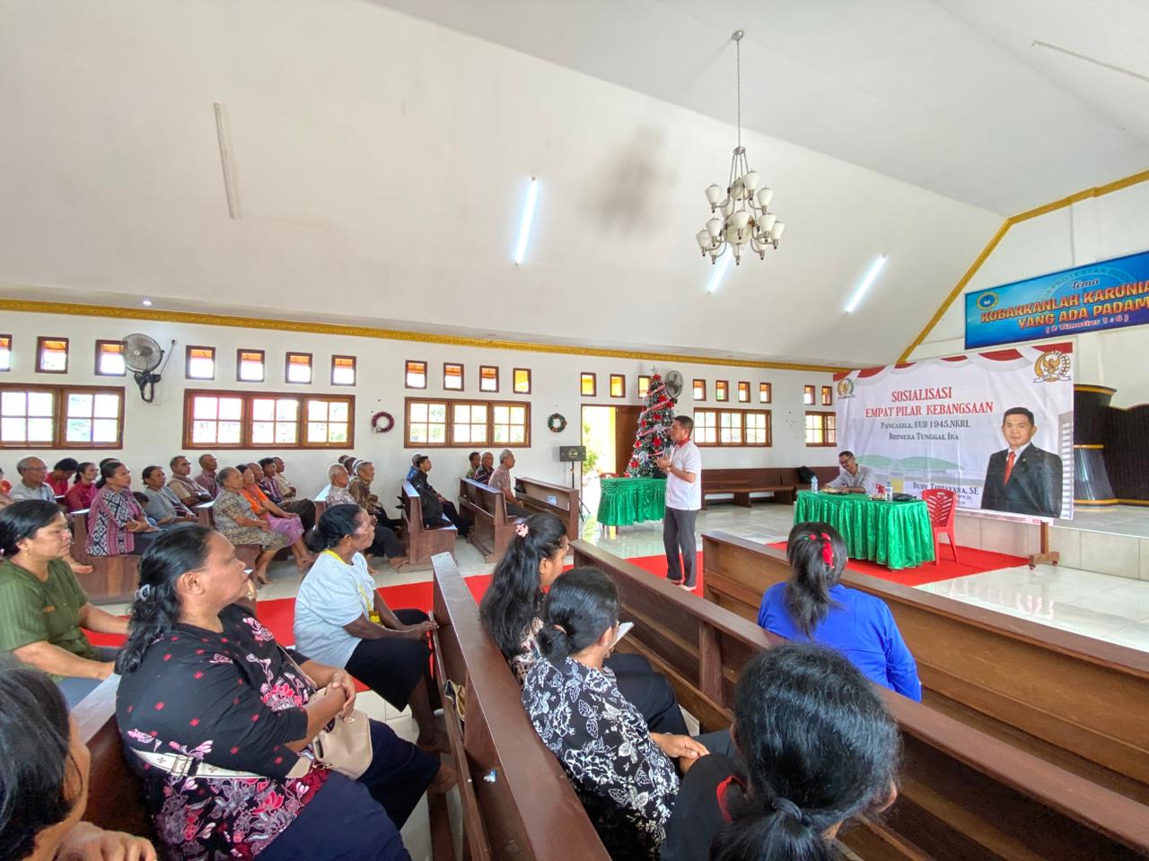 Jemaat dengan serius mengikuti sosialisasi empat pilar kebangsaan tadi pagi – Surya Papua/IST