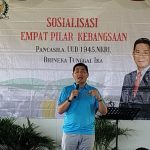 Anggota DPD RI, Rudy Tirtayana sedang memberikan sosialisasi empat pilar kebangsaan kepada jemaat Ebenhaezer – Surya Papua/IST