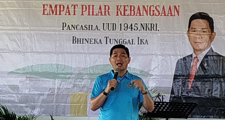 Anggota DPD RI, Rudy Tirtayana sedang memberikan sosialisasi empat pilar kebangsaan kepada jemaat Ebenhaezer – Surya Papua/IST