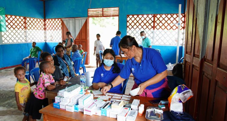 Pelayanan kesehatan oleh tenaga medis dari TSE Group kepada masyarakat di Kampung Butiptiri – Surya Papua/IST