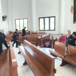 Polres Merauke dan Satbrimob Polda Papua sedang melakukan sterilisasi gereja-gereja menjelang perayaan Natal – Surya Papua/IST