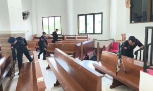Polres Merauke dan Satbrimob Polda Papua sedang melakukan sterilisasi gereja-gereja menjelang perayaan Natal – Surya Papua/IST