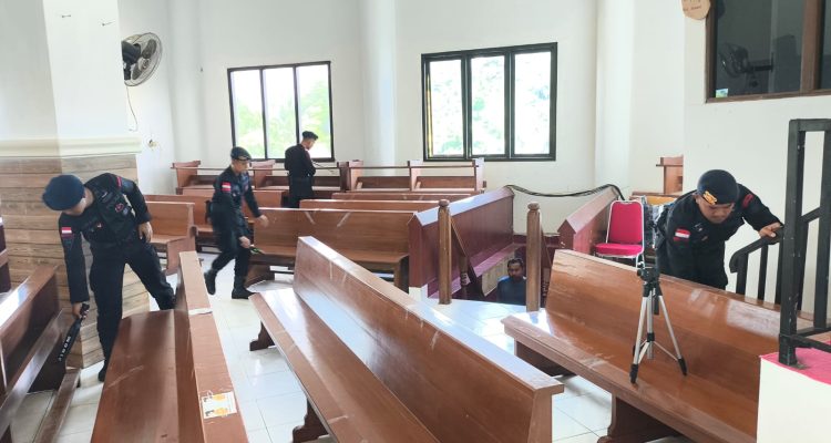 Polres Merauke dan Satbrimob Polda Papua sedang melakukan sterilisasi gereja-gereja menjelang perayaan Natal – Surya Papua/IST