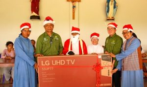 tivi tiga Penyerahan bantuan smart TV oleh Pimpinan TSE Group kepada anak-anak di asmara St. Yosef Asiki – Surya Papua/IST