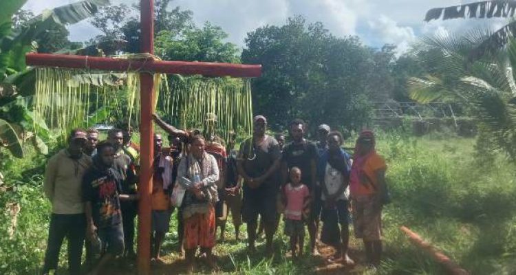 Aksi penancapan Salib Merah terus dilakukan masayraakt di kampung-kampung sebagai bentuk penolakan PSN – Surya Papua/IST