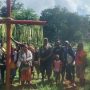 Aksi penancapan Salib Merah terus dilakukan masayraakt di kampung-kampung sebagai bentuk penolakan PSN – Surya Papua/IST