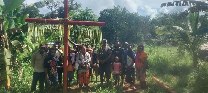Aksi penancapan Salib Merah terus dilakukan masayraakt di kampung-kampung sebagai bentuk penolakan PSN – Surya Papua/IST