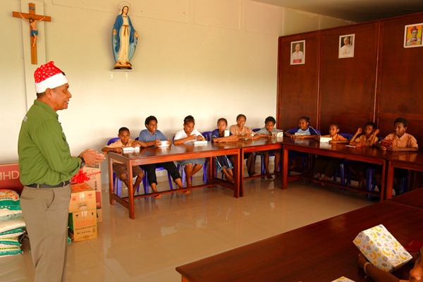 General Manager TSE Group, Daniel Sim Ayomi sedang berikan sambutan pada penyerahan bantuan smart TV – Surya Papua/IST