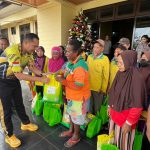 Penyerahan bantuan sembako kepada cleaning service serta pembersih jalan oleh Kapolres Merauke, AKBP Leonardo Yoga – Surya Papua/IST