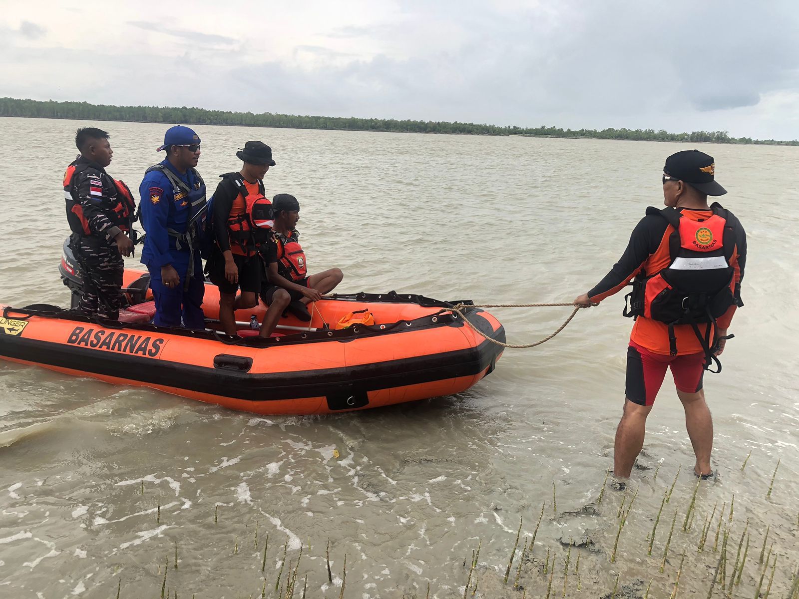 Pencarian sejumlah ABK yang hilang dengan menyisir tempat-tempat yang ditentukan – Surya Papua/IST