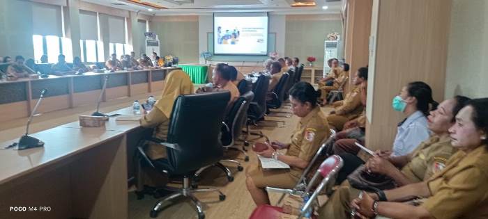 Pejabat dari setiap OPD yang mengikuti sosialisasi Perbup Merauke di ruang pertemuan kantor bupati – Surya Papua/Frans Kobun