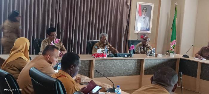 Sekda Merauke, Yeremias Paulus Ndiken sedang berikan arahan – Surya Papua/Frans Kobun