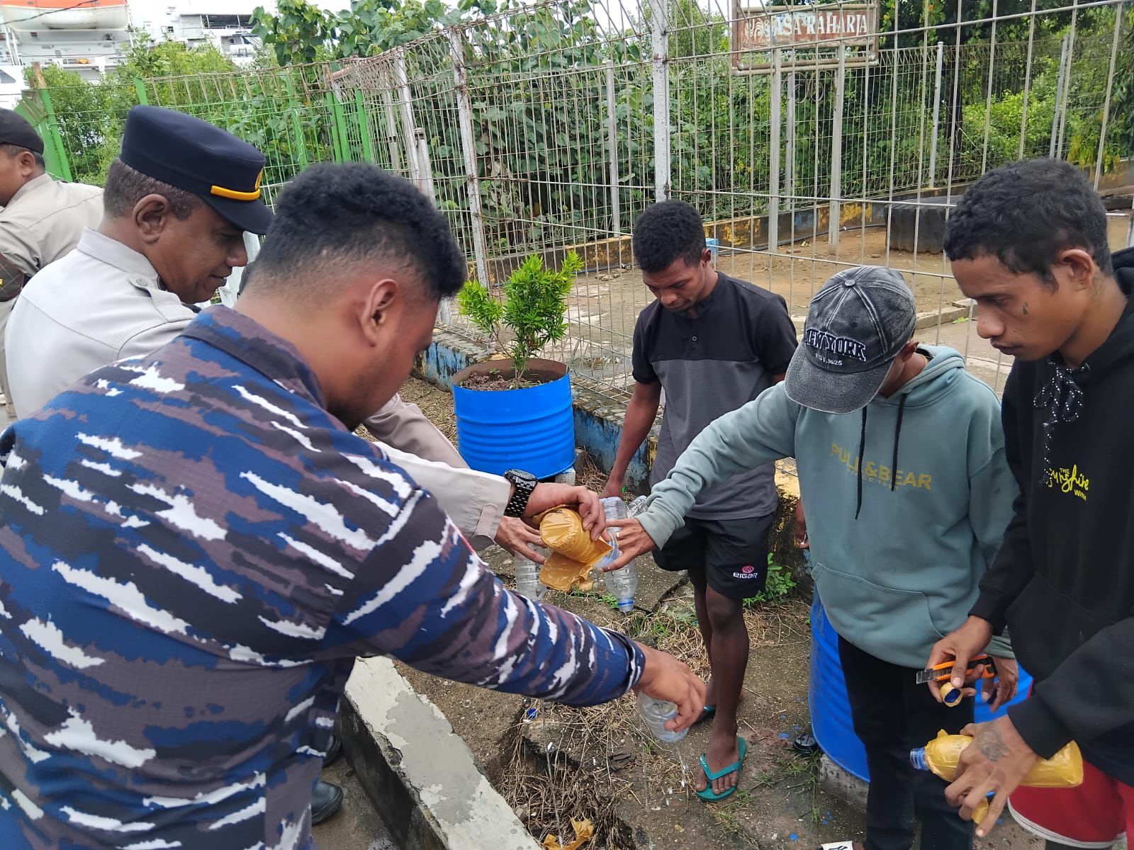 Minuman lokal jenis sopi yang langsung ditumpahkan seyelah disita dari salah seorang penumpang – Surya Papua/IST