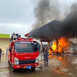 Damkar milik Kodaeral XI sedang melakukan pemadaman SPBU yang terbakar – Surya Papua/IST