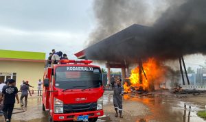 Damkar milik Kodaeral XI sedang melakukan pemadaman SPBU yang terbakar – Surya Papua/IST