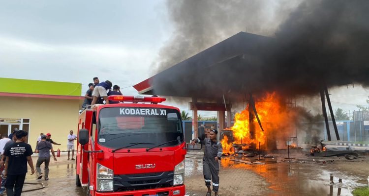 Damkar milik Kodaeral XI sedang melakukan pemadaman SPBU yang terbakar – Surya Papua/IST