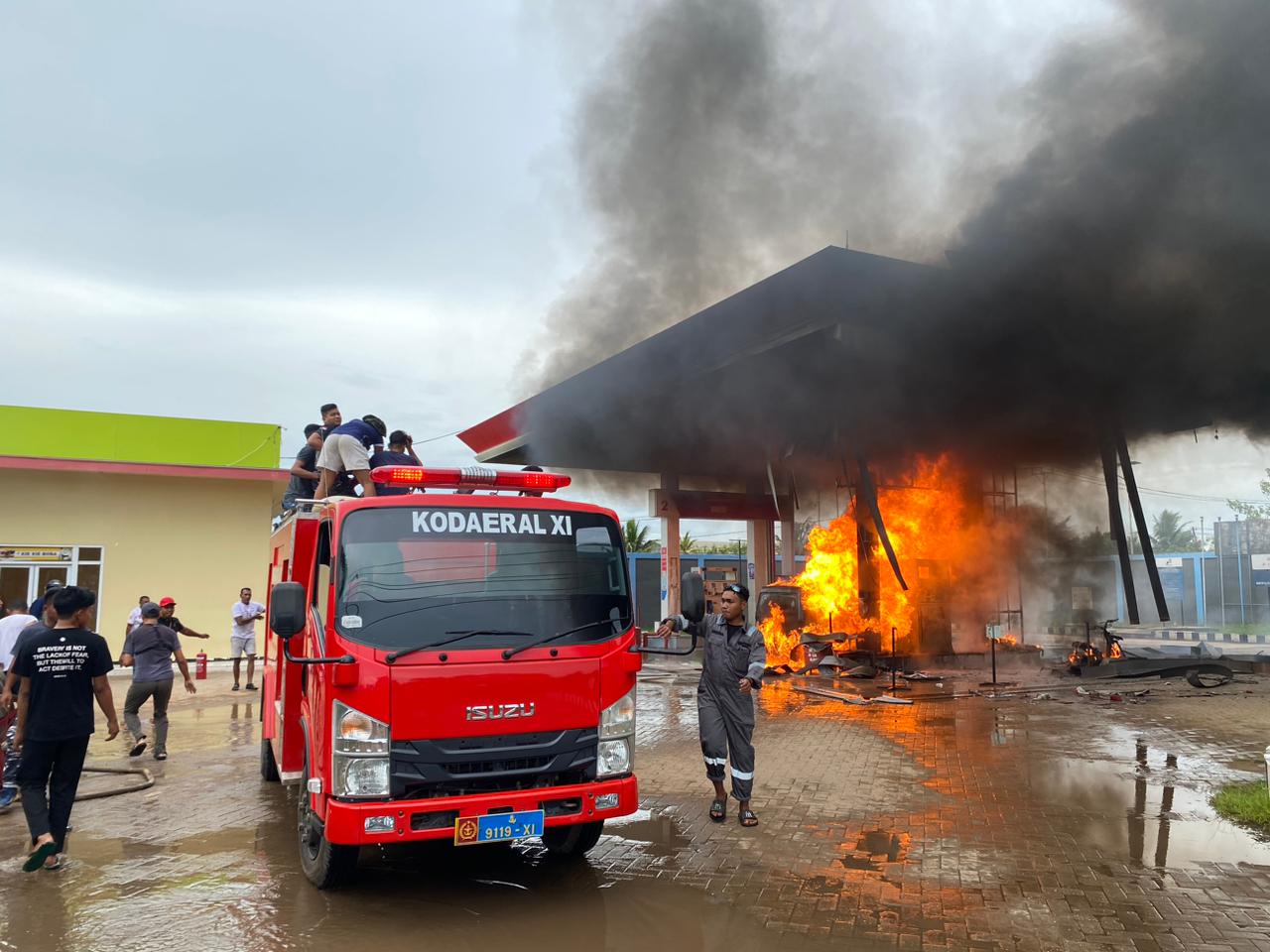 Damkar milik Kodaeral XI sedang melakukan pemadaman SPBU yang terbakar – Surya Papua/IST