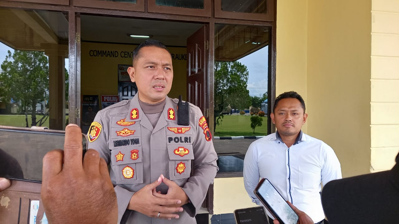 Kapolres Merauke, AKBP Leonardo Yoga berikan keterangan pers kepada sejumlah wartawan – Surya Papua/IST