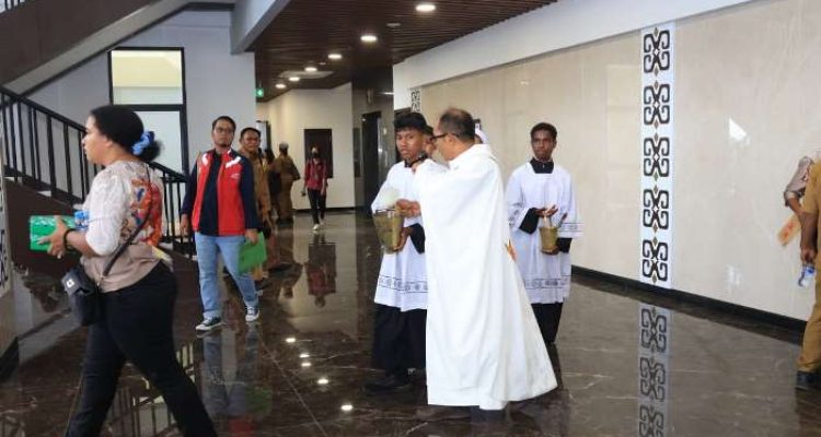 Pemberkatan dua bangunan kantor di KTM-Salor, Distrik Kurik, Kabupaten Merauke – Surya Papua/IST