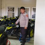 Anggota Polsek Merauke Kota sedang menunjuk tempat 10 unit motor yang digasak kawanan pencuri – Surya Papua/IST