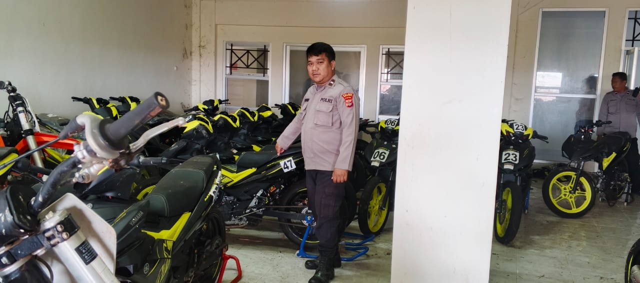 Anggota Polsek Merauke Kota sedang menunjuk tempat 10 unit motor yang digasak kawanan pencuri – Surya Papua/IST