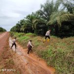 Aparat kepolisian di Polsek Elikobel sedang bergerak melakukan pencarian seorang anak yang hilang – Surya Papua/IST
