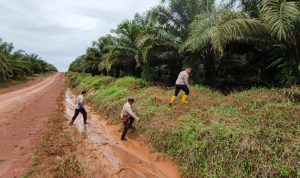 Aparat kepolisian di Polsek Elikobel sedang bergerak melakukan pencarian seorang anak yang hilang – Surya Papua/IST