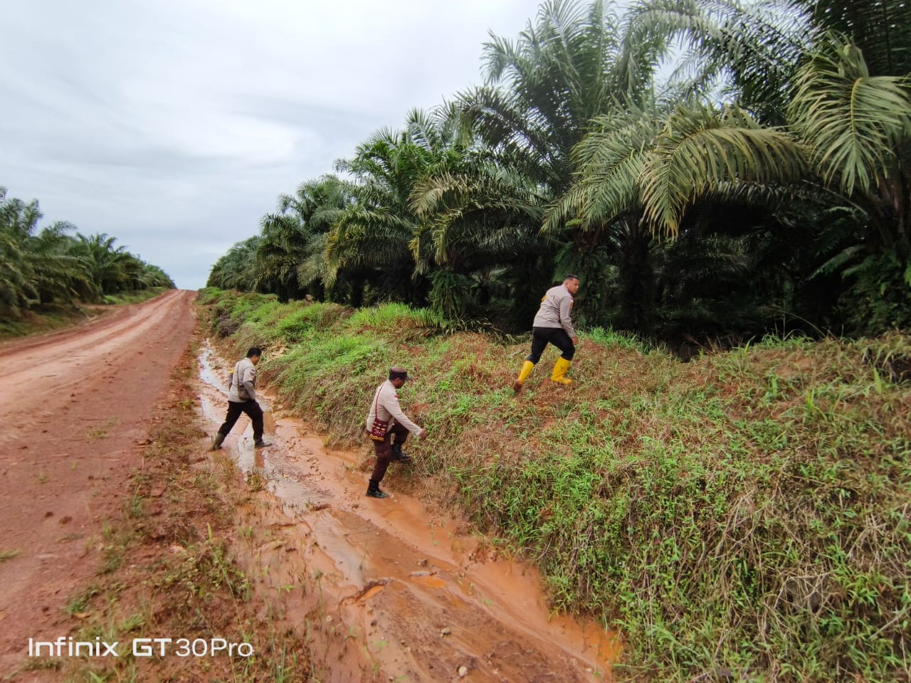 Aparat kepolisian di Polsek Elikobel sedang bergerak melakukan pencarian seorang anak yang hilang – Surya Papua/IST