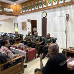 Pangdam Mayjen TNI Lucky Avianto sedang melakukan audiens dengan sejumlah tokoh adat Malind-Anim – Surya Papua/IST