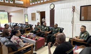 Pangdam Mayjen TNI Lucky Avianto sedang melakukan audiens dengan sejumlah tokoh adat Malind-Anim – Surya Papua/IST