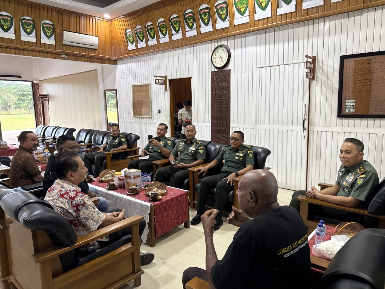 Pangdam Mayjen TNI Lucky Avianto sedang melakukan audiens dengan sejumlah tokoh adat Malind-Anim – Surya Papua/IST