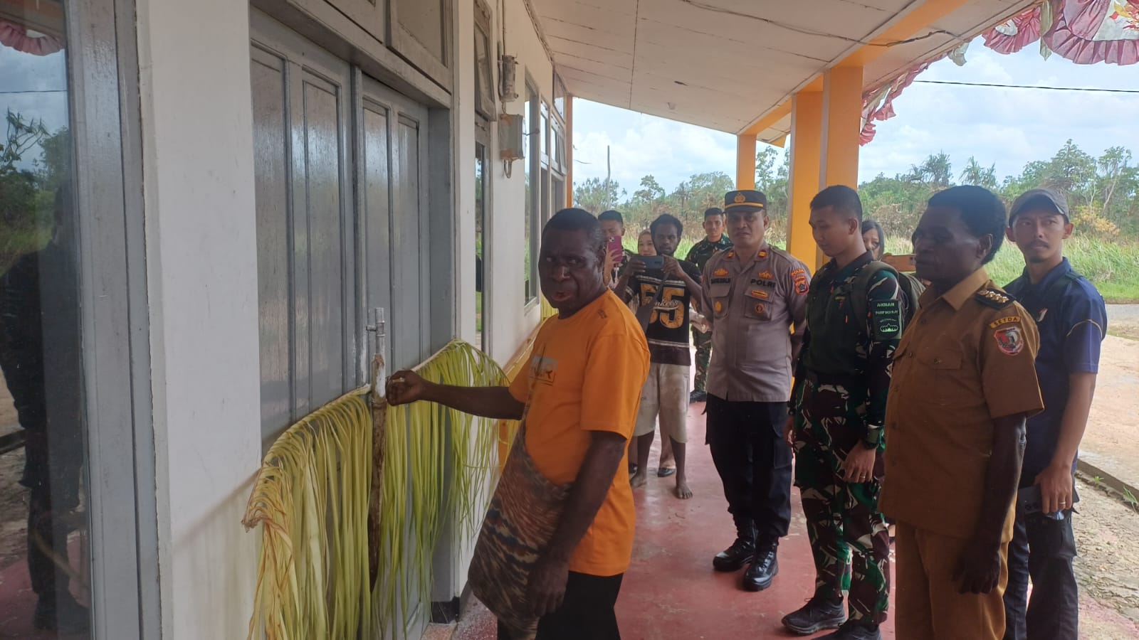 Palang dan sasi yang sedang dibuka setelah pertemuan bersama masyarakat pemilik ulayat – Surya Papua/IST