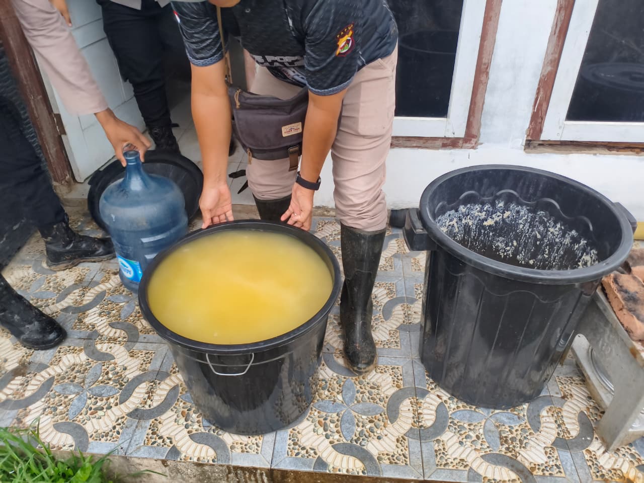 Bahan ferementasi dalam ember yang siap digunakan untuk memproduksi sopi – Surya Papua/IST